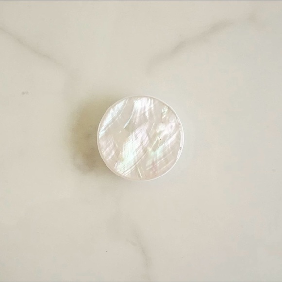 iPhone 15 pro mother of pearl case with pop socket (no chain) brand new - Picture 4 of 4